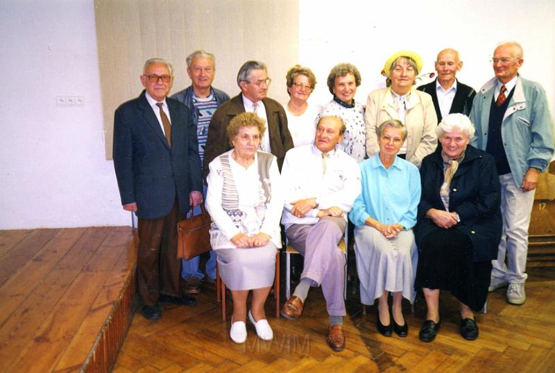 KKE 3282.jpg - Zarząd Towarzystwa Miłośników Wołynia i Polesia w Olsztynie. W środku siedzi prezes Jan Rutkowski Olsztyn, 1998 r.